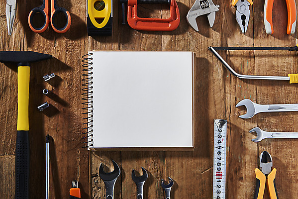 포토 JPG 스튜디오촬영 산업 실내 줄자 사람없음 하이앵글 여러개 장비 도구 공구 스패너 수리 망치 볼트 너트 스프링노트 작업도구 펜치 플랫레이 갈색배경 나무배경 국내포토 뷰포인트 다수 백그라운드 자 내부 갈색 공책 플랫 파일형식