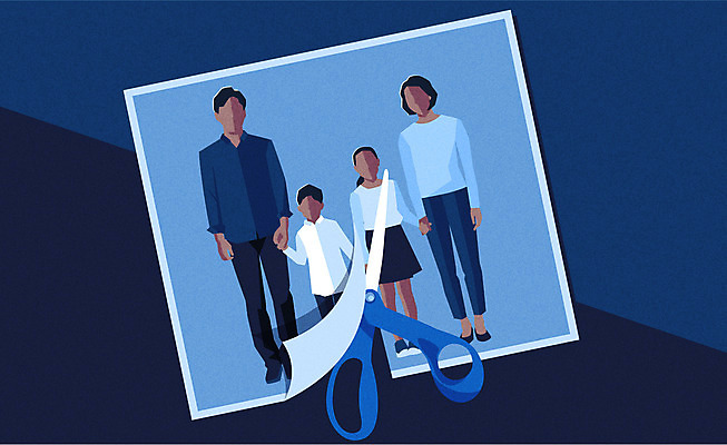 부부 여자 남자 딸 아들 일러스트 가족 엄마 가위 사람 여러명 성인 파란색 부모 손잡기 자녀 아빠 자르기 가족사진 가위질 이혼 얼굴없음 국내일러스트 AI파일 커플 컬러 다수 관계 모션 문구용품 가위_도구 파일형식 벡터 단체사진