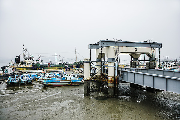 포토 JPG 주간 바다 여행 한국 풍경 사람없음 야외 관광지 항구 전라북도 국내여행 군산 가교 선박 부잔교 국내포토 자연요소 건축물 아시아 수상교통 교통시설 전라도 파일형식 잔교
