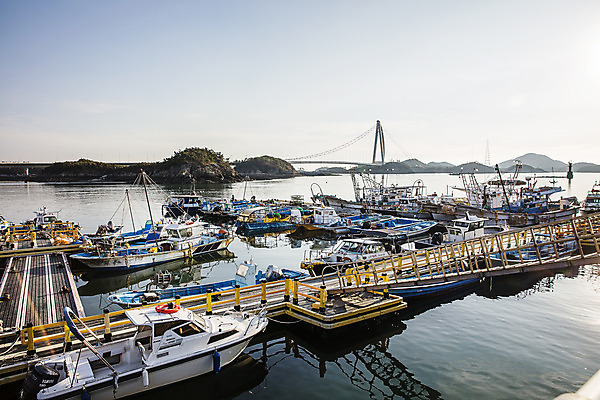 포토 JPG 주간 바다 여행 한국 풍경 사람없음 야외 관광지 항구 어선 전라북도 국내여행 군산 서해 신시도 고군산대교 국내포토 자연요소 아시아 섬 배_교통 교통시설 다리_건축물 전라도 파일형식