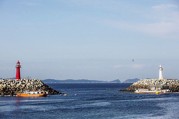 포토 JPG 주간 바다 여행 하늘 한국 등대 풍경 사람없음 야외 관광지 항구 어선 전라북도 국내여행 군산 서해 비응항 국내포토 자연요소 아시아 배_교통 교통시설 전라도 파일형식