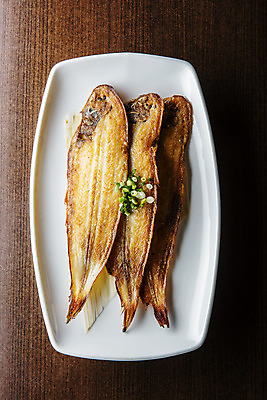 포토 JPG 접시 여행 한국 실내 어류 풍경 사람없음 관광지 하이앵글 전라북도 구이 특산물 생선구이 국내여행 군산 박대 국내포토 식기 아시아 음식 뷰포인트 내부 수중동물 전라도 생선요리 파일형식