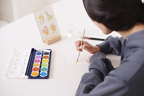 포토 JPG 여자 수채화 실내 미술 한명 앉기 상반신 성인 취미 옆모습 30대 물감 한국인 붓 그리기 팔레트 그림 성인여자한명만 원데이클래스 국내포토 1 뷰포인트 모션 문화예술 사람 동양인 내부 장년 미술도구 클래스 여자한명만 성인여자만 파일형식