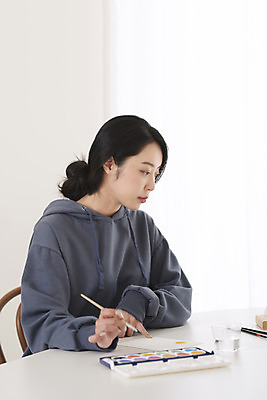 포토 JPG 응시 여자 수채화 실내 미술 한명 앉기 상반신 성인 취미 옆모습 30대 물감 한국인 붓 그리기 팔레트 그림 성인여자한명만 원데이클래스 국내포토 1 시선 뷰포인트 모션 문화예술 사람 동양인 내부 장년 미술도구 클래스 여자한명만 성인여자만 파일형식