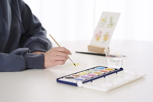 포토 JPG 손 여자 수채화 실내 미술 한명 앉기 상반신 성인 취미 옆모습 30대 물감 한국인 붓 그리기 팔레트 그림 성인여자한명만 원데이클래스 국내포토 1 뷰포인트 모션 문화예술 사람 동양인 내부 신체부위 장년 미술도구 클래스 여자한명만 성인여자만 파일형식