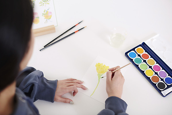 포토 JPG 손 여자 수채화 실내 미술 한명 앉기 상반신 성인 취미 뒷모습 30대 물감 한국인 그리기 팔레트 그림 성인여자한명만 원데이클래스 국내포토 1 뷰포인트 모션 문화예술 사람 동양인 내부 신체부위 장년 미술도구 클래스 여자한명만 성인여자만 파일형식