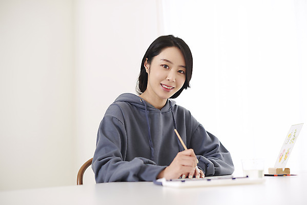 포토 JPG 여자 수채화 실내 미술 한명 미소 앉기 상반신 성인 취미 앞모습 30대 물감 한국인 그리기 팔레트 그림 성인여자한명만 원데이클래스 국내포토 1 뷰포인트 모션 문화예술 표정 사람 동양인 내부 장년 미술도구 클래스 여자한명만 성인여자만 파일형식