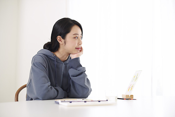 포토 JPG 응시 여자 수채화 실내 미술 한명 앉기 상반신 성인 취미 옆모습 30대 턱괴기 물감 한국인 그리기 팔레트 완료 그림 성인여자한명만 원데이클래스 국내포토 1 시선 뷰포인트 컨셉 모션 문화예술 사람 동양인 내부 장년 미술도구 클래스 여자한명만 성인여자만 파일형식