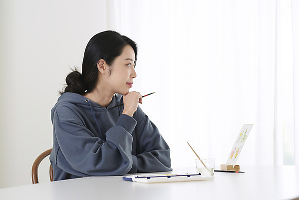 포토 JPG 응시 여자 수채화 실내 미술 한명 미소 앉기 상반신 성인 취미 옆모습 30대 물감 한국인 그리기 팔레트 그림 성인여자한명만 원데이클래스 국내포토 1 시선 뷰포인트 모션 문화예술 표정 사람 동양인 내부 장년 미술도구 클래스 여자한명만 성인여자만 파일형식