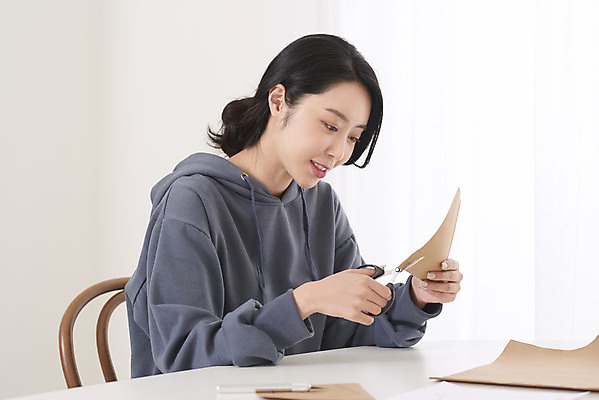 포토 JPG 여자 도안 가위 실내 건강 마스크 한명 앉기 상반신 성인 취미 옆모습 30대 환경 한국인 자르기 만들기 성인여자한명만 원데이클래스 국내포토 1 뷰포인트 모션 문구용품 사람 동양인 내부 장년 클래스 여자한명만 성인여자만 파일형식