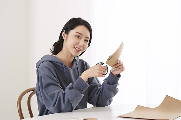 포토 JPG 여자 도안 가위 실내 건강 마스크 한명 미소 앉기 상반신 성인 취미 옆모습 30대 환경 한국인 자르기 만들기 성인여자한명만 원데이클래스 국내포토 1 뷰포인트 모션 문구용품 표정 사람 동양인 내부 장년 클래스 여자한명만 성인여자만 파일형식