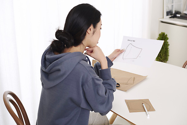 포토 JPG 응시 여자 생각 도안 가위 실내 건강 마스크 한명 앉기 상반신 성인 취미 뒷모습 30대 환경 한국인 만들기 성인여자한명만 원데이클래스 국내포토 1 시선 뷰포인트 모션 문구용품 사람 동양인 내부 장년 클래스 여자한명만 성인여자만 파일형식