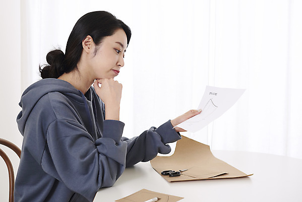 포토 JPG 응시 여자 생각 도안 가위 실내 건강 마스크 한명 들기 앉기 상반신 성인 취미 옆모습 30대 환경 한국인 만들기 성인여자한명만 원데이클래스 국내포토 1 시선 뷰포인트 모션 문구용품 사람 동양인 내부 장년 클래스 여자한명만 성인여자만 파일형식