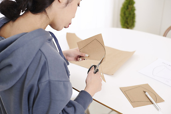 포토 JPG 여자 도안 가위 실내 건강 마스크 한명 앉기 상반신 성인 취미 뒷모습 30대 환경 한국인 자르기 집중 만들기 성인여자한명만 원데이클래스 국내포토 1 뷰포인트 컨셉 모션 문구용품 사람 동양인 내부 장년 클래스 여자한명만 성인여자만 파일형식