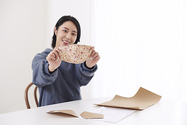 포토 JPG 여자 도안 가위 실내 건강 마스크 한명 미소 들기 앉기 상반신 성인 취미 앞모습 30대 환경 한국인 만들기 성인여자한명만 원데이클래스 노마스크 국내포토 1 뷰포인트 모션 문구용품 표정 사람 동양인 내부 장년 사회이슈 클래스 여자한명만 성인여자만 파일형식