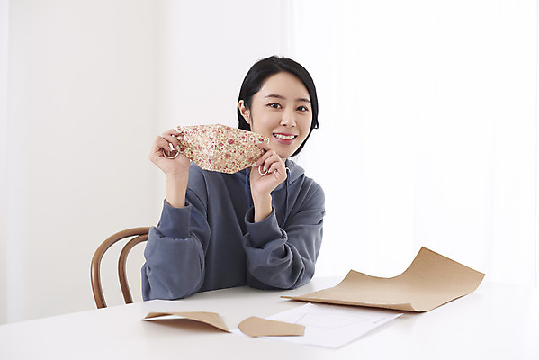 포토 JPG 여자 도안 가위 실내 건강 마스크 한명 미소 들기 앉기 상반신 성인 취미 앞모습 30대 환경 한국인 만들기 성인여자한명만 원데이클래스 노마스크 국내포토 1 뷰포인트 모션 문구용품 표정 사람 동양인 내부 장년 사회이슈 클래스 여자한명만 성인여자만 파일형식