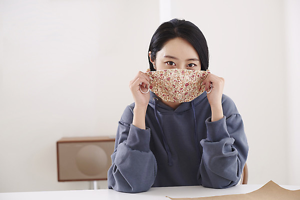 포토 JPG 여자 도안 가위 실내 건강 마스크 한명 들기 앉기 상반신 성인 취미 앞모습 30대 환경 한국인 만들기 입가림 성인여자한명만 원데이클래스 국내포토 1 뷰포인트 모션 문구용품 사람 동양인 내부 장년 가림 클래스 여자한명만 성인여자만 파일형식