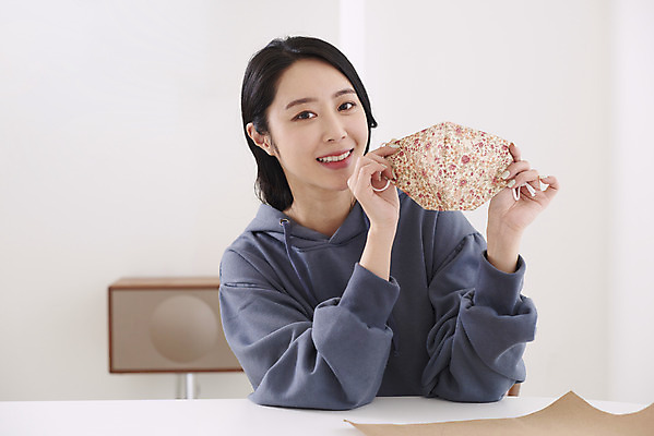 포토 JPG 여자 도안 가위 실내 건강 마스크 한명 미소 들기 앉기 상반신 성인 취미 앞모습 30대 환경 한국인 만들기 성인여자한명만 원데이클래스 노마스크 국내포토 1 뷰포인트 모션 문구용품 표정 사람 동양인 내부 장년 사회이슈 클래스 여자한명만 성인여자만 파일형식