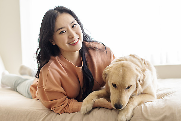 포토 JPG 전신 한마리 여자 반려견 엎드리기 실내 한명 미소 20대 성인 앞모습 반려동물 화목 한국인 침대 골든리트리버 강아지 즐거움 교감 반려 성인여자한명만 펫팸족 국내포토 동물 1 감정 뷰포인트 가구 컨셉 모션 표정 사람 동양인 청년 내부 개 리트리버 신조어 여자한명만 성인여자만 파일형식