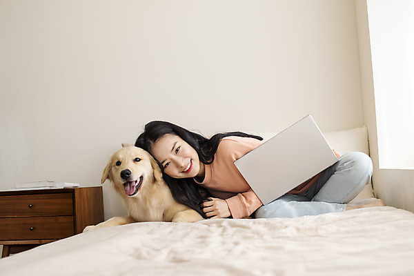 포토 JPG 전신 한마리 여자 반려견 실내 한명 미소 앉기 20대 성인 앞모습 노트북 반려동물 화목 한국인 침대 골든리트리버 강아지 즐거움 교감 반려 성인여자한명만 펫팸족 국내포토 동물 1 감정 뷰포인트 가구 컨셉 모션 표정 사람 동양인 청년 내부 전자제품 개 리트리버 신조어 여자한명만 성인여자만 파일형식