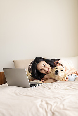 포토 JPG 한마리 여자 반려견 안기 실내 한명 앉기 상반신 20대 성인 앞모습 노트북 반려동물 화목 한국인 침대 골든리트리버 강아지 즐거움 교감 반려 성인여자한명만 펫팸족 국내포토 동물 1 감정 뷰포인트 가구 컨셉 모션 사람 동양인 청년 내부 전자제품 개 리트리버 신조어 여자한명만 성인여자만 파일형식