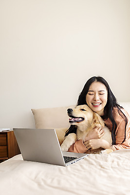 포토 JPG 한마리 여자 반려견 안기 실내 한명 미소 앉기 상반신 20대 성인 앞모습 노트북 반려동물 화목 한국인 침대 골든리트리버 강아지 즐거움 교감 반려 성인여자한명만 펫팸족 국내포토 동물 1 감정 뷰포인트 가구 컨셉 모션 표정 사람 동양인 청년 내부 전자제품 개 리트리버 신조어 여자한명만 성인여자만 파일형식