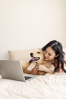 포토 JPG 한마리 여자 반려견 안기 실내 한명 미소 앉기 상반신 20대 성인 앞모습 노트북 반려동물 화목 한국인 침대 골든리트리버 강아지 즐거움 교감 반려 성인여자한명만 펫팸족 국내포토 동물 1 감정 뷰포인트 가구 컨셉 모션 표정 사람 동양인 청년 내부 전자제품 개 리트리버 신조어 여자한명만 성인여자만 파일형식