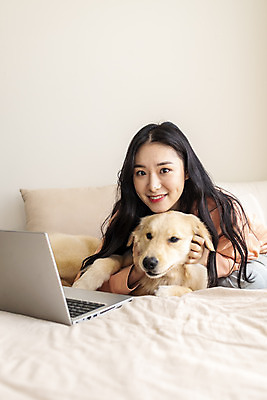 포토 JPG 한마리 여자 반려견 실내 한명 미소 앉기 상반신 20대 성인 앞모습 노트북 반려동물 화목 한국인 침대 골든리트리버 강아지 즐거움 교감 반려 성인여자한명만 펫팸족 국내포토 동물 1 감정 뷰포인트 가구 컨셉 모션 표정 사람 동양인 청년 내부 전자제품 개 리트리버 신조어 여자한명만 성인여자만 파일형식