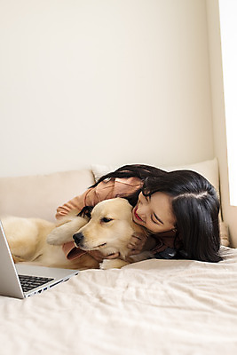 포토 JPG 한마리 여자 반려견 실내 한명 미소 앉기 상반신 20대 성인 앞모습 노트북 반려동물 화목 한국인 침대 골든리트리버 강아지 즐거움 교감 반려 성인여자한명만 펫팸족 국내포토 동물 1 감정 뷰포인트 가구 컨셉 모션 표정 사람 동양인 청년 내부 전자제품 개 리트리버 신조어 여자한명만 성인여자만 파일형식