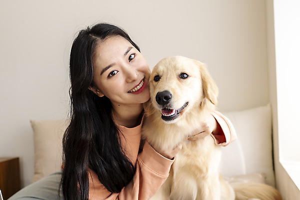 포토 JPG 한마리 여자 반려견 실내 한명 미소 앉기 상반신 20대 성인 앞모습 반려동물 화목 한국인 침대 골든리트리버 강아지 창가 즐거움 교감 반려 성인여자한명만 펫팸족 국내포토 동물 1 감정 뷰포인트 가구 컨셉 창문 모션 표정 사람 동양인 청년 내부 개 리트리버 신조어 여자한명만 성인여자만 파일형식