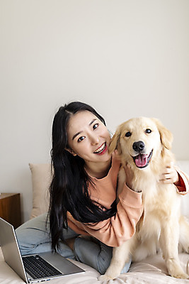 포토 JPG 전신 한마리 여자 반려견 실내 한명 앉기 성인 앞모습 30대 노트북 반려동물 화목 한국인 침대 골든리트리버 강아지 즐거움 교감 반려 성인여자한명만 펫팸족 국내포토 동물 1 감정 뷰포인트 가구 컨셉 모션 사람 동양인 내부 장년 전자제품 개 리트리버 신조어 여자한명만 성인여자만 파일형식