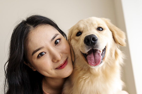 포토 JPG 한마리 여자 반려견 얼굴 엎드리기 실내 한명 미소 20대 성인 앞모습 반려동물 화목 한국인 골든리트리버 강아지 즐거움 반려 성인여자한명만 펫팸족 국내포토 동물 1 감정 뷰포인트 컨셉 모션 표정 사람 동양인 청년 내부 신체부위 개 리트리버 신조어 여자한명만 성인여자만 파일형식