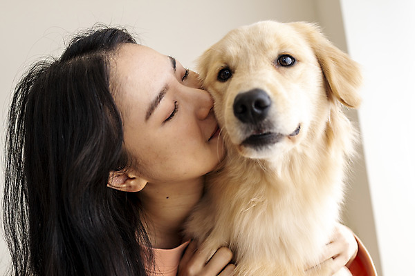 포토 JPG 한마리 여자 반려견 얼굴 엎드리기 키스 실내 한명 20대 성인 옆모습 반려동물 화목 한국인 골든리트리버 강아지 즐거움 교감 반려 성인여자한명만 펫팸족 국내포토 동물 1 감정 뷰포인트 컨셉 모션 사람 동양인 청년 내부 신체부위 개 리트리버 애정표현 신조어 여자한명만 성인여자만 파일형식
