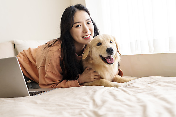 포토 JPG 한마리 여자 반려견 엎드리기 실내 한명 미소 상반신 20대 성인 앞모습 노트북 반려동물 화목 한국인 침대 골든리트리버 강아지 창가 즐거움 반려 성인여자한명만 펫팸족 국내포토 동물 1 감정 뷰포인트 가구 컨셉 창문 모션 표정 사람 동양인 청년 내부 전자제품 개 리트리버 신조어 여자한명만 성인여자만 파일형식