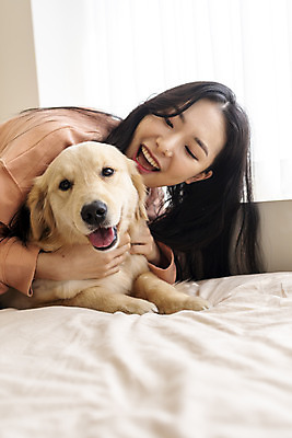 포토 JPG 한마리 여자 반려견 엎드리기 장난 실내 한명 미소 상반신 20대 성인 앞모습 반려동물 화목 한국인 침대 골든리트리버 강아지 창가 즐거움 교감 반려 성인여자한명만 펫팸족 국내포토 동물 1 감정 뷰포인트 가구 컨셉 창문 모션 표정 사람 동양인 청년 내부 개 리트리버 신조어 여자한명만 성인여자만 파일형식