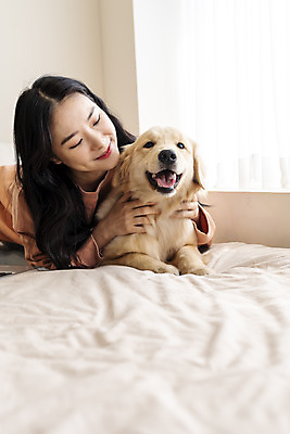 포토 JPG 한마리 응시 여자 반려견 엎드리기 실내 한명 미소 상반신 20대 성인 앞모습 노트북 반려동물 화목 한국인 침대 골든리트리버 강아지 즐거움 교감 반려 성인여자한명만 펫팸족 국내포토 동물 1 시선 감정 뷰포인트 가구 컨셉 모션 표정 사람 동양인 청년 내부 전자제품 개 리트리버 신조어 여자한명만 성인여자만 파일형식