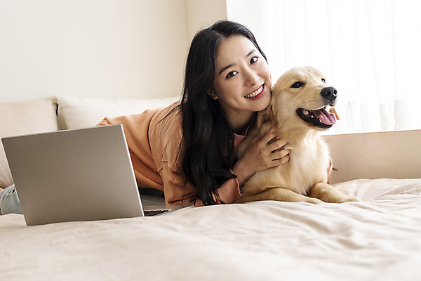 포토 JPG 한마리 여자 반려견 엎드리기 실내 한명 미소 상반신 20대 성인 앞모습 노트북 반려동물 화목 한국인 침대 골든리트리버 강아지 창가 즐거움 반려 성인여자한명만 펫팸족 국내포토 동물 1 감정 뷰포인트 가구 컨셉 창문 모션 표정 사람 동양인 청년 내부 전자제품 개 리트리버 신조어 여자한명만 성인여자만 파일형식