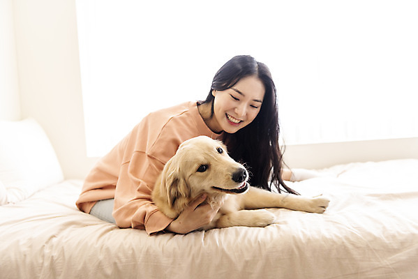 포토 JPG 한마리 여자 반려견 실내 한명 미소 앉기 상반신 20대 성인 옆모습 반려동물 한국인 침대 골든리트리버 강아지 교감 반려 성인여자한명만 펫팸족 국내포토 동물 1 뷰포인트 가구 모션 표정 사람 동양인 청년 내부 개 리트리버 신조어 여자한명만 성인여자만 파일형식