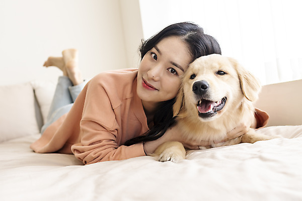 포토 JPG 전신 한마리 여자 반려견 엎드리기 실내 한명 미소 20대 성인 앞모습 반려동물 화목 한국인 침대 골든리트리버 강아지 즐거움 교감 반려 성인여자한명만 펫팸족 국내포토 동물 1 감정 뷰포인트 가구 컨셉 모션 표정 사람 동양인 청년 내부 개 리트리버 신조어 여자한명만 성인여자만 파일형식