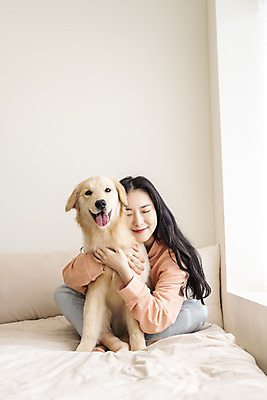 포토 JPG 전신 한마리 여자 반려견 실내 한명 미소 앉기 20대 성인 앞모습 반려동물 화목 한국인 침대 골든리트리버 강아지 창가 즐거움 교감 반려 성인여자한명만 펫팸족 국내포토 동물 1 감정 뷰포인트 가구 컨셉 창문 모션 표정 사람 동양인 청년 내부 개 리트리버 신조어 여자한명만 성인여자만 파일형식