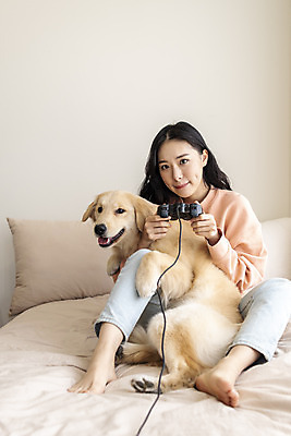포토 JPG 전신 한마리 여자 반려견 안기 실내 한명 앉기 20대 성인 앞모습 반려동물 화목 한국인 게임 침대 골든리트리버 강아지 게임기 즐거움 반려 성인여자한명만 펫팸족 국내포토 동물 1 감정 뷰포인트 가구 컨셉 모션 놀이 사람 동양인 청년 내부 개 리트리버 신조어 여자한명만 성인여자만 파일형식