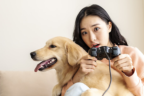 포토 JPG 한마리 여자 반려견 안기 실내 한명 앉기 상반신 20대 성인 앞모습 반려동물 화목 한국인 게임 골든리트리버 강아지 게임기 즐거움 반려 성인여자한명만 펫팸족 국내포토 동물 1 감정 뷰포인트 컨셉 모션 놀이 사람 동양인 청년 내부 개 리트리버 신조어 여자한명만 성인여자만 파일형식