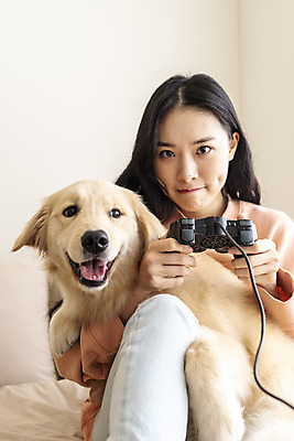 포토 JPG 한마리 여자 반려견 실내 한명 앉기 상반신 20대 성인 앞모습 반려동물 화목 한국인 게임 침대 골든리트리버 강아지 게임기 즐거움 반려 성인여자한명만 펫팸족 국내포토 동물 1 감정 뷰포인트 가구 컨셉 모션 놀이 사람 동양인 청년 내부 개 리트리버 신조어 여자한명만 성인여자만 파일형식