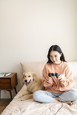 포토 JPG 전신 한마리 응시 여자 반려견 실내 한명 앉기 20대 성인 앞모습 반려동물 화목 한국인 게임 침대 골든리트리버 강아지 게임기 집중 즐거움 반려 성인여자한명만 펫팸족 국내포토 동물 1 시선 감정 뷰포인트 가구 컨셉 모션 놀이 사람 동양인 청년 내부 개 리트리버 신조어 여자한명만 성인여자만 파일형식