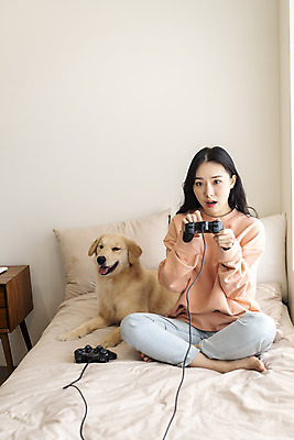 포토 JPG 전신 한마리 응시 여자 반려견 실내 한명 앉기 20대 성인 앞모습 반려동물 화목 한국인 게임 침대 골든리트리버 강아지 게임기 집중 즐거움 반려 성인여자한명만 펫팸족 국내포토 동물 1 시선 감정 뷰포인트 가구 컨셉 모션 놀이 사람 동양인 청년 내부 개 리트리버 신조어 여자한명만 성인여자만 파일형식