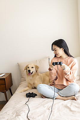 포토 JPG 전신 한마리 여자 반려견 실내 한명 미소 앉기 20대 성인 앞모습 반려동물 화목 한국인 게임 침대 골든리트리버 강아지 게임기 즐거움 반려 성인여자한명만 펫팸족 국내포토 동물 1 감정 뷰포인트 가구 컨셉 모션 놀이 표정 사람 동양인 청년 내부 개 리트리버 신조어 여자한명만 성인여자만 파일형식