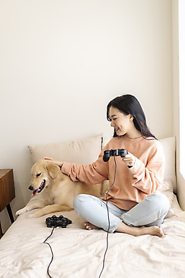 포토 JPG 전신 한마리 여자 반려견 실내 한명 앉기 20대 성인 앞모습 반려동물 화목 한국인 게임 침대 골든리트리버 강아지 게임기 즐거움 반려 성인여자한명만 쓰다듬기 펫팸족 국내포토 동물 1 감정 뷰포인트 가구 컨셉 모션 놀이 사람 동양인 청년 내부 개 리트리버 신조어 여자한명만 성인여자만 파일형식