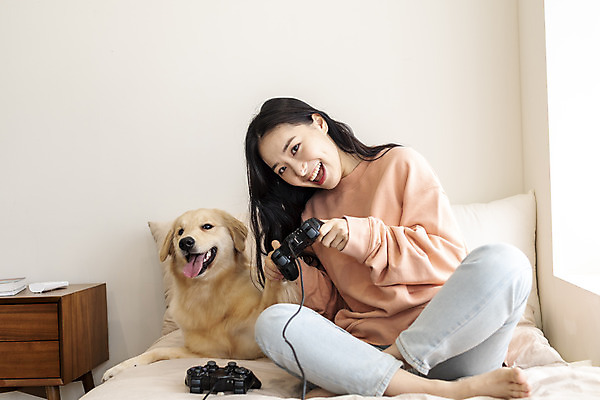 포토 JPG 전신 한마리 여자 반려견 실내 한명 미소 앉기 20대 성인 앞모습 반려동물 화목 한국인 게임 침대 골든리트리버 강아지 게임기 즐거움 반려 성인여자한명만 펫팸족 국내포토 동물 1 감정 뷰포인트 가구 컨셉 모션 놀이 표정 사람 동양인 청년 내부 개 리트리버 신조어 여자한명만 성인여자만 파일형식