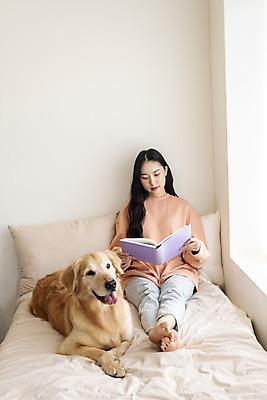 포토 JPG 전신 한마리 여자 반려견 실내 한명 앉기 20대 성인 앞모습 책 반려동물 독서 화목 한국인 침대 골든리트리버 강아지 즐거움 반려 성인여자한명만 펫팸족 국내포토 동물 1 감정 뷰포인트 가구 컨셉 모션 사람 동양인 청년 내부 개 리트리버 신조어 여자한명만 성인여자만 파일형식
