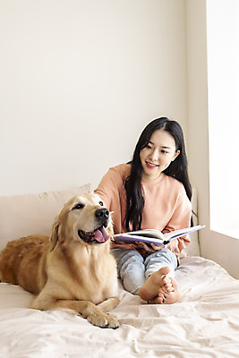 포토 JPG 전신 한마리 여자 반려견 실내 한명 미소 앉기 20대 성인 앞모습 책 반려동물 독서 화목 한국인 침대 골든리트리버 강아지 즐거움 반려 성인여자한명만 쓰다듬기 펫팸족 국내포토 동물 1 감정 뷰포인트 가구 컨셉 모션 표정 사람 동양인 청년 내부 개 리트리버 신조어 여자한명만 성인여자만 파일형식